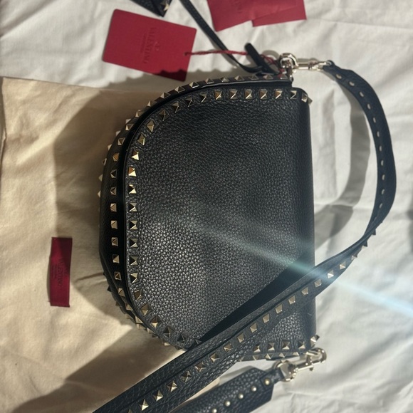 VALENTINO GARAVANI
Grained Calfskin Rockstud Saddle Bag Black - Picture 2 of 6